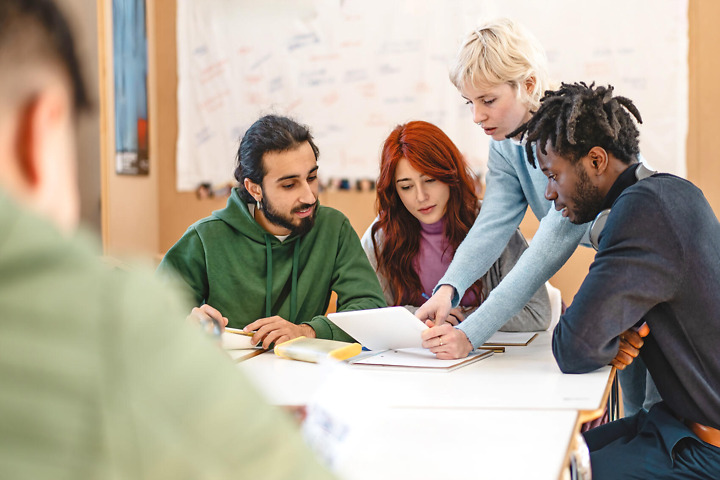 Bachelorarbeit Diskussion – Studenten besprechen Forschungsergebnisse